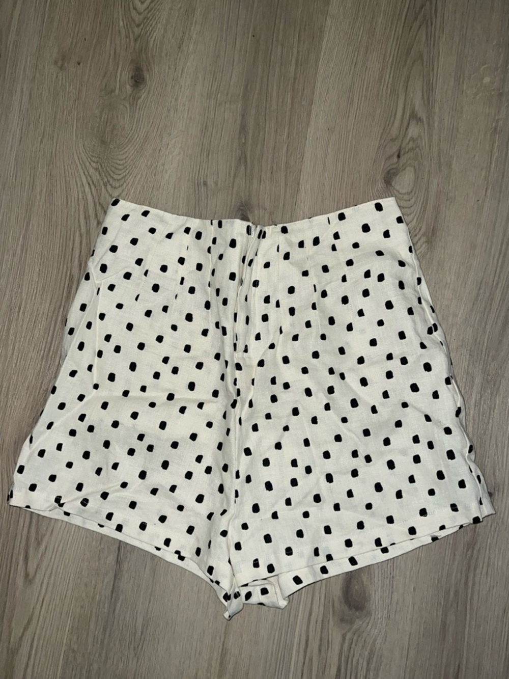 Zulu & Zephyr Polka Dot Linen Shorts – Cream & Black, Size L, High-Rise